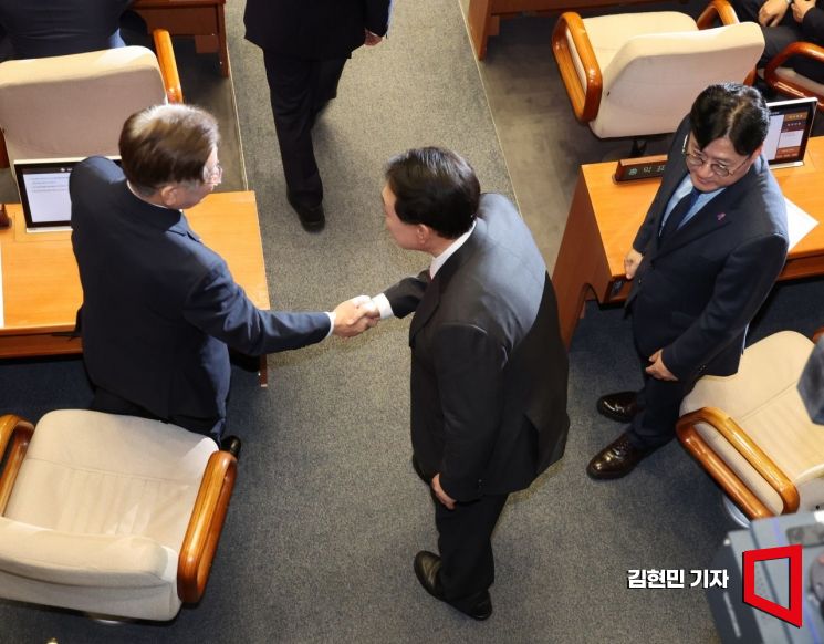 윤석열 대통령이 31일 국회 본회의장에서 2024년도 예산안에 대한 시정연설을 마치고 이재명 더불어민주당 대표와 악수하고 있다. 사진=김현민 기자 kimhyun81@