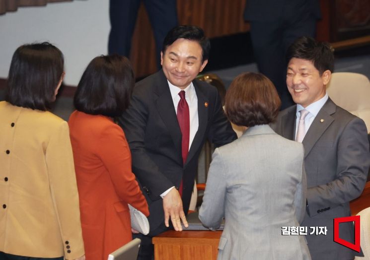 원희룡 국토교통부 장관이 31일 서울 여의도 국회에서 열린 2024년 예산안 시정연설을 앞두고 의원들과 인사를 나누고 있다. 사진=김현민 기자 kimhyun81@