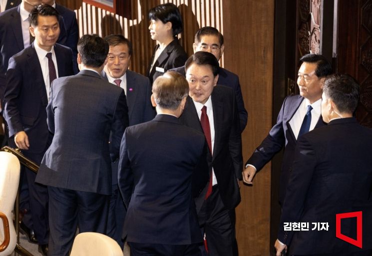 윤석열 대통령이 31일 국회 본회의장에서 2024년도 예산안에 대한 시정연설을 마치고 본회의장을 나서며 야당 의원들과 인사하고 있다. 사진=김현민 기자 kimhyun81@