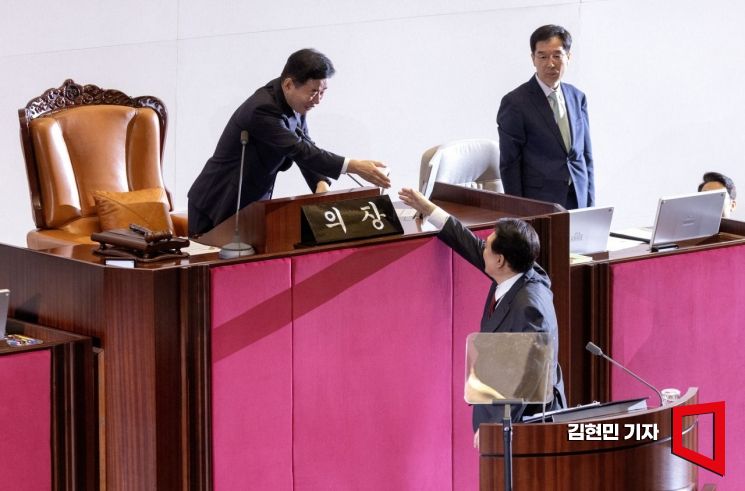 윤석열 대통령이 31일 국회 본회의장에서 2024년도 예산안 및 기금운용계획안에 대한 시정연설에 앞서 김진표 의장과 악수하고 있다. 사진=김현민 기자 kimhyun81@