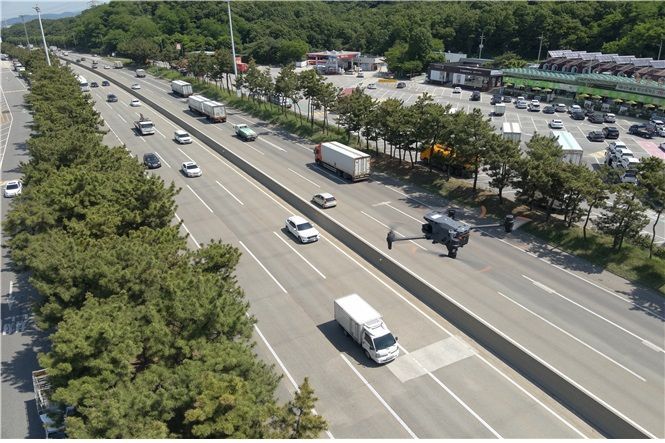 '자율비행 드론 순찰'이 고속도로 정보를 실시간 수집하고 있다. / 사진제공=한국도로공사