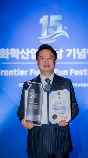 배형진 모다모다 대표가 지난달 31일 서울시 중구 롯데호텔에서 열린 제15회 화학산업의 날 기념 행사에서 국내 화학산업 발전에 기여한 공로를 인정받아 산업통상자원부 장관 표창장을 수상하고 기념사진을 촬영하고 있다. [사진제공=모다모다]