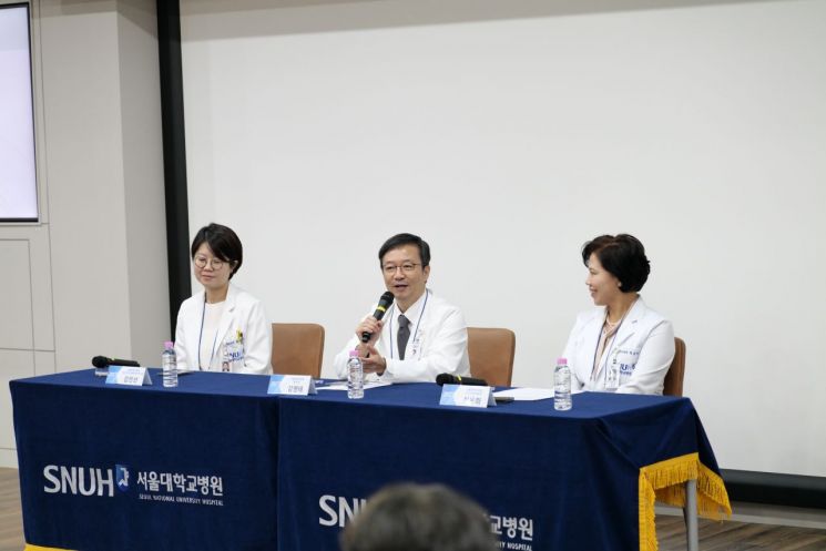 서울대병원은 지난달 30일 '넥슨어린이통합케어센터' 개소 기자간담회를 개최했다. 김영태 서울대병원장(가운데)과 김민선 넥슨어린이통합케어센터장(왼쪽), 최은화 소아진료부원장(오른쪽) 등이 기자들의 질문에 답하고 있다. [사진제공=서울대병원]