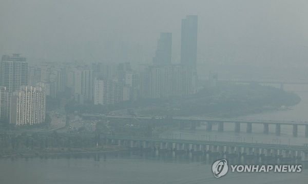 서울 초미세먼지(PM2.5) 농도 '나쁨'을 기록한 지난달 26일 [이미지출처=연합뉴스]