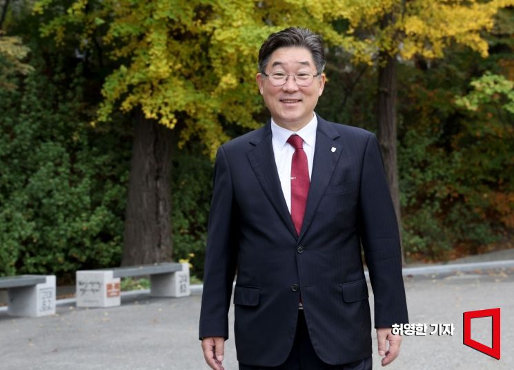 인생네컷 찍고 잔디밭 피크닉…총장님은 소통중