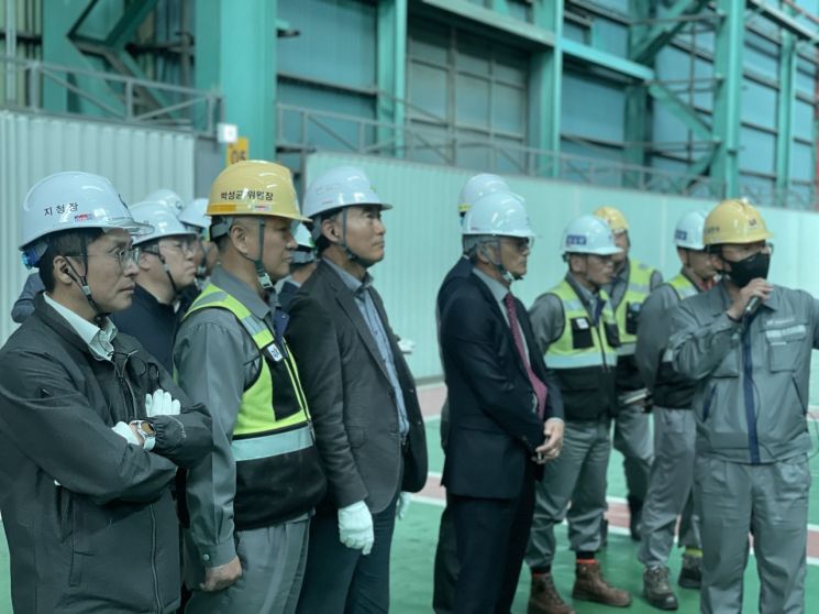 부산 안전문화실천추진단 관계자들이 1일 '안전일터 조성의 날' 행사가 열린 동국씨엠에서 현장 순회 점검을 진행하고 있다.