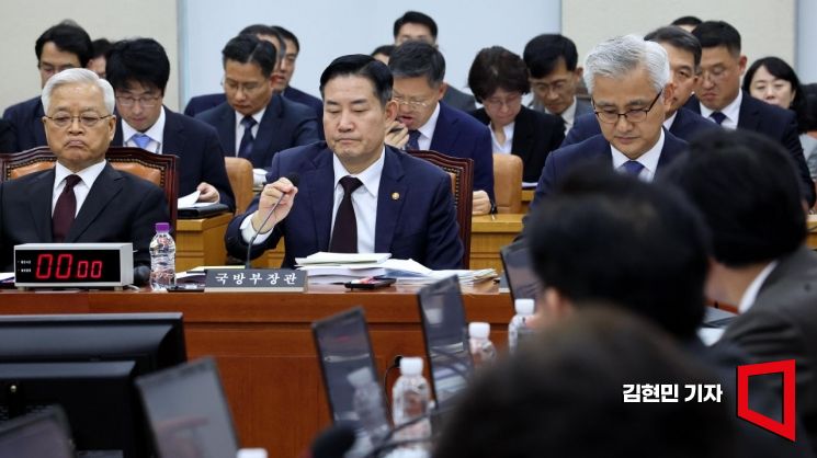 신 장관은 "원래 아나운서 한 분과 BTS(제이홉)까지 두 명이 사회를 보는 것으로 건의가 들어왔다"며 "제가 보기에는 BTS가 다른 용사들처럼 병역 의무를 열심히 하는 것 자체가 국민께 더 좋은 모습이고 당연한 도리"라고 말했다. [사진=김현민 기자 kimhyun81@]