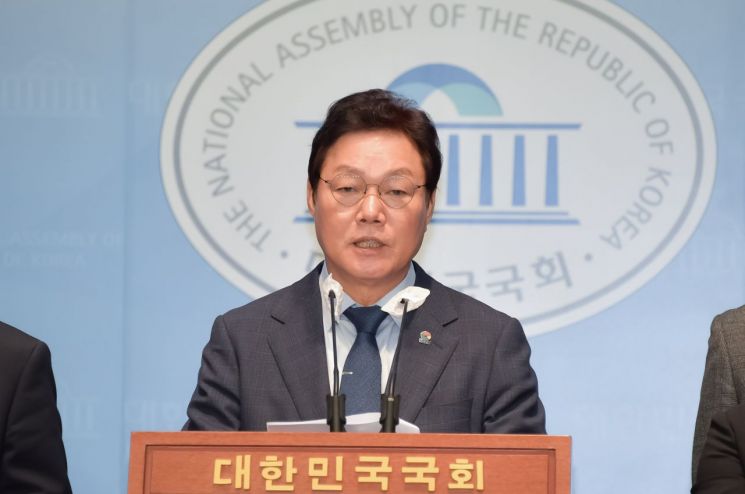 박완수 경남도지사가 국회 소통관에서 우주항공청 특별법의 조속한 통과를 촉구하는 기자회견을 하고 있다. [사진제공=경남도청]