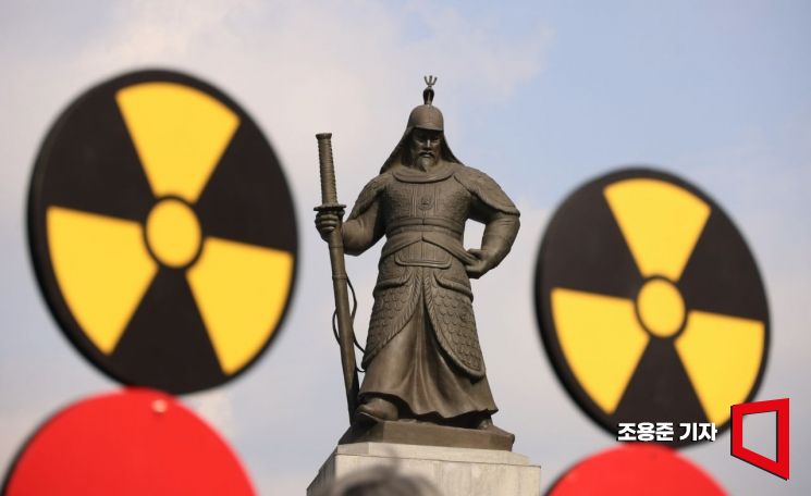 2일 서울 광화문 광장 이순신장군 동상앞에서 핵오염수 해양투기 규탄 및 일본 수산물 수입중단 촉구 기자회견이 열리고 있다. 사진=조용준 기자 jun21@