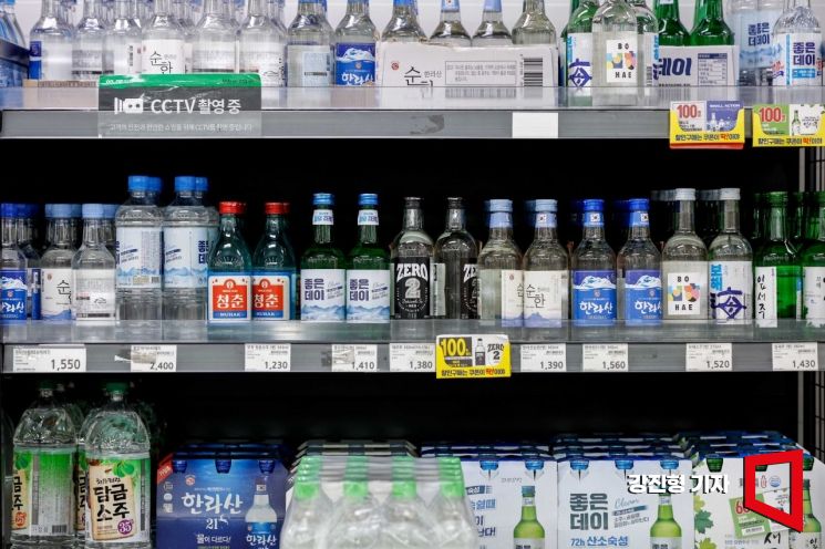 새해 '1000원대 소주' 시대 개막…대형마트·편의점, 판매가 일제히 ↓