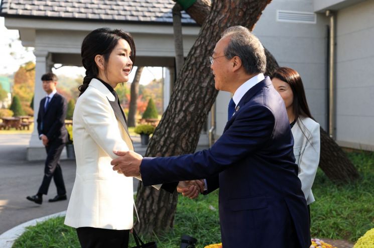 김건희 여사가 2일 서울 용산 대통령실 파인글라스에서 열린 '발달장애 예술인과 함께하는 요요마 토크콘서트'에서 인사하고 있다.<BR>  [사진제공=대통령실 제공]