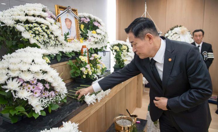 신원식 국방부 장관이 2일 탈북 국군포로 김성태 어르신의 빈소를 찾아 헌화하고 있다. [사진제공=국방부]