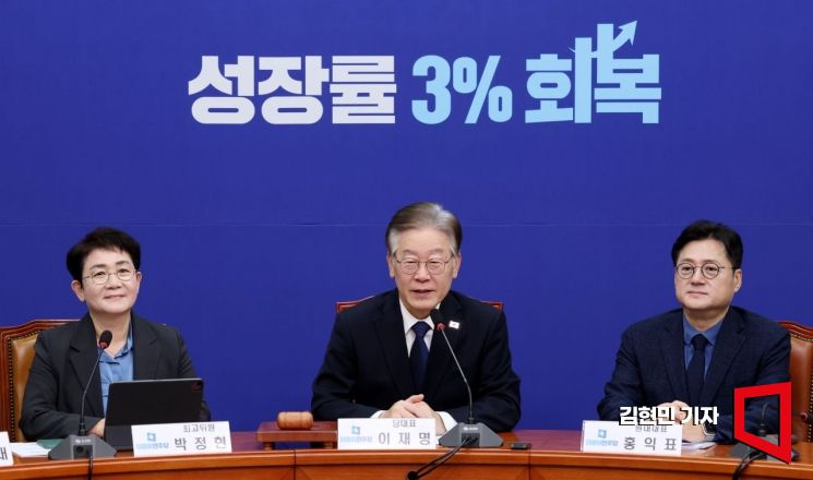 이재명 더불어민주당 대표가 3일 국회에서 열린 최고위원회의에서 발언하고 있다. 이날 회의에는 박정현 최고위원이 첫 참석했다. 사진=김현민 기자 kimhyun81@
