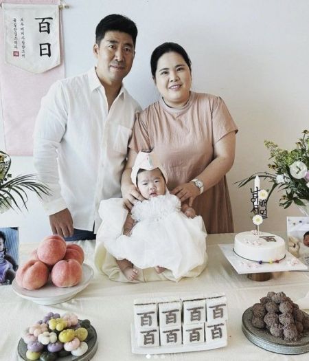 박인비와 남편 남기협 씨가 딸의 백일잔치에서 기념 촬영을 하고 있다.[사진출처=박인비 인스타그램]