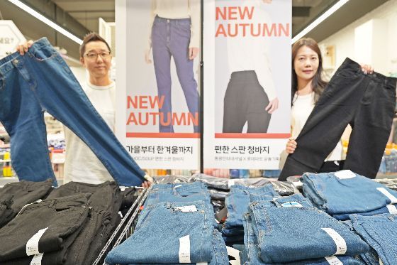 모델들이 롯데마트 양평점에서 반값 청바지를 들고 홍보하고 있다. [사진제공=롯데마트]