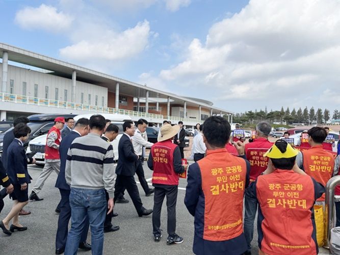 광주 전투비행장 무안이전 반대 범군민대책위원회가 무안스포츠피크에서 김영록 도지사님 “무안군민들 그만 괴롭히세요”라며 기습시위를 하고 있다. [사진제공=범대위]