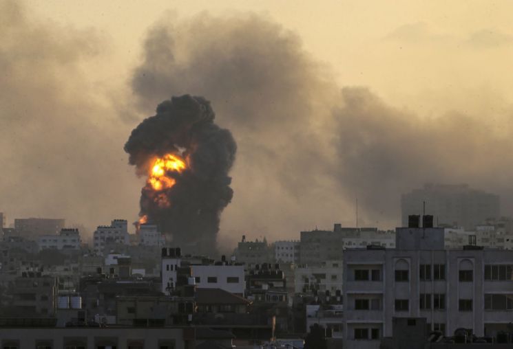 2일(현지시간) 팔레스타인 가자시티 탈알하와에서 이스라엘 공습으로 연기와 불꽃이 솟아오르고 있다. [이미지출처=연합뉴스]
