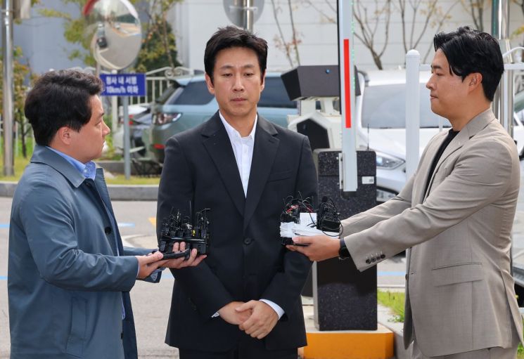 유흥주점 실장 통해 이선균에 마약 제공한 의사와 병원 압수수색