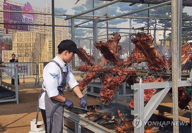 통돼지 화덕들이 풍차처럼…10만명 홀린 '백종원 매직' 에 숙소·음식 완판