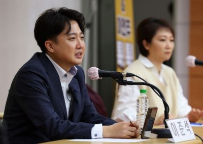 이준석 전 국민의힘 대표(왼쪽)가 4일 오후 부산 경성대학교에서 열린 이언주 전 의원과 함께 진행한 토크콘서트에서 발언하고 있다. [이미지출처=연합뉴스]