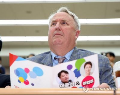 이준석 전 대표의 토크콘서트를 경청하고 있는 인요한 국민의힘 혁신위원장. [이미지출처=연합뉴스]