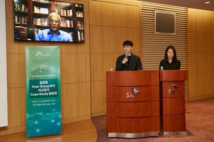 카난 라마스와미(Kannan Ramaswamy) 교수(왼쪽)가 3일 서울 종로구 SK서린빌딩에서 열린 ‘글로벌 피어(Peer) 그룹과의 비교분석 케이스스터디‘ 발표회에서 연구 결과를 발표하고 있다. 사진제공=SK이노베이션