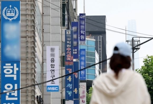 首尔江南区大峙洞的多家补习班。 联合新闻供图