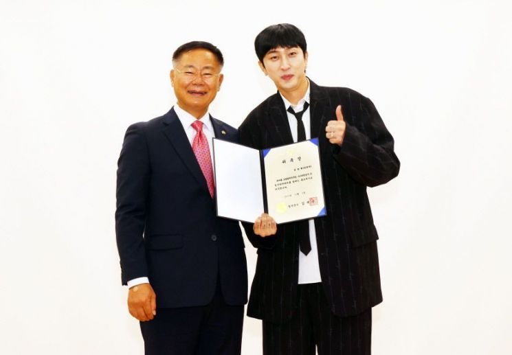 김재욱 칠곡군수가 래퍼 슬리피를 칠곡할매래퍼 홍보대사로 위촉하고 기념 촬영을 하고 있다. [사진출처=칠곡군 제공]