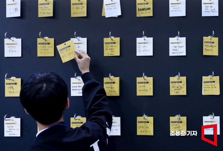 코엑스에서 열린 한 박람회에 참석한 고등학생이 가고 싶은 기업명을 적고 있다. 사진=조용준 기자 jun21@