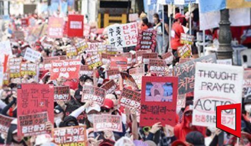2018년, 혜화역에서 열린 불법촬영(일명 '몰카') 편파수사 규탄 시위에 참가하고 있는 여성들.