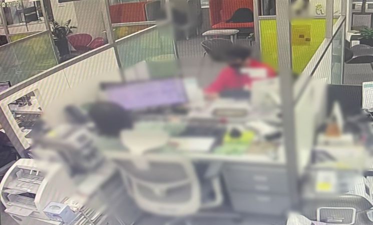 일당 중 1명이 은행 창구에서 인출을 신청하고 있다. [사진제공=경남경찰청]