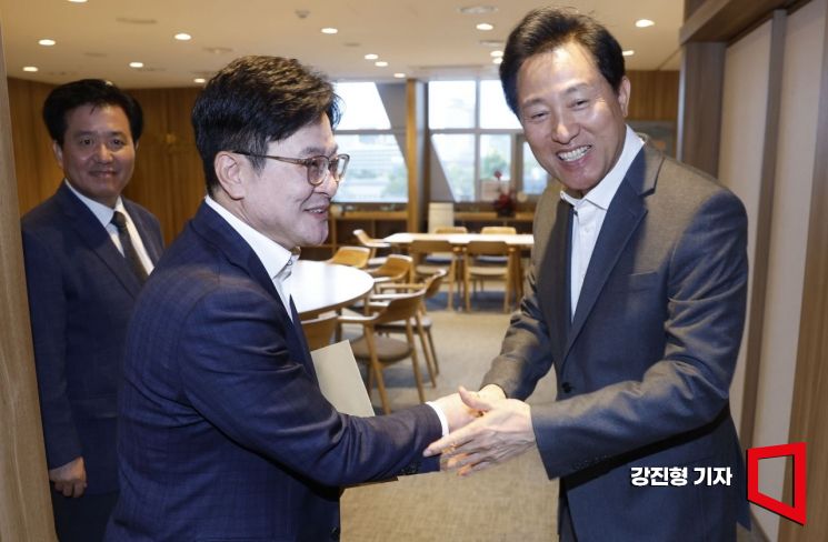 김병수 김포시장이 6일 서울시청에서 오세훈 서울시장과 김포시의 서울시 편입에 대해 논의에 앞서 인사하고 있다. 강진형 기자aymsdream@