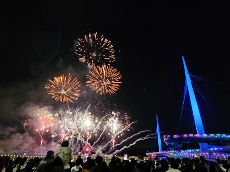 마산국화축제 장소에서 불꽃놀이 모습.