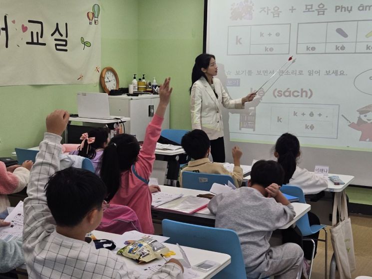 4일 오전 서울시 구로구 가리봉동에 위치한 '구로구 가족센터'에서 베트남어 수업이 열리고 있다. [사진=박준이 기자]