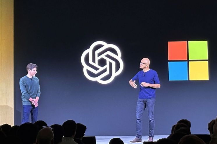 샘 올트먼 오픈AI CEO(사진 왼쪽)와 사티아 나델라 MS CEO가 함께 무대에 올라 새로운 AI 모델 'GPT-4 터보'를 발표하고 있다. [이미지출처=AP연합뉴스]