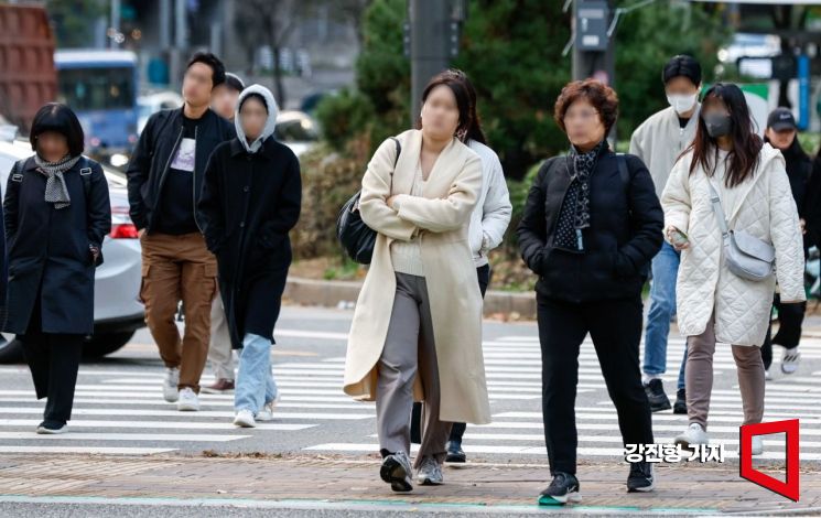 서울 아침 기온이 3도까지 뚝 떨어진 7일 서울 마포구 공덕오거리 인근에서 시민들이 외투를 입고 이동하고 있다. [사진=강진형 기자aymsdream@]