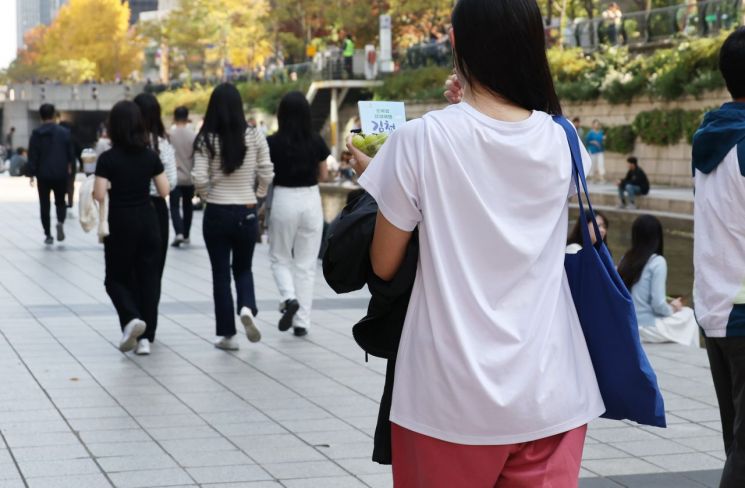 1907년 이후 가장 포근한 11월 날씨를 기록한 지난 2일 서울 청계천을 찾은 한 시민이 반팔 차림으로 산책을 즐기고 있다. 사진=연합뉴스