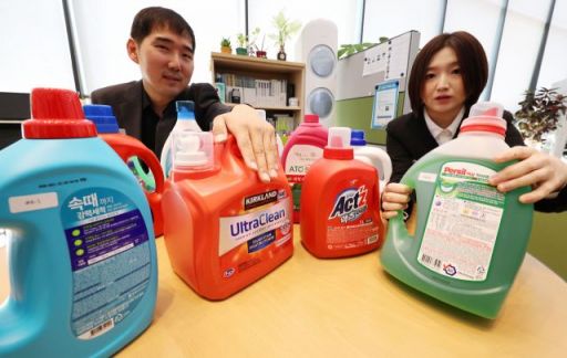 한국소비자원 관계자들이 일반세탁기용 액상형 세탁세제 12개 제품을 대상으로 시험, 평가한 결과를 설명하는 모습. [사진=연합뉴스]