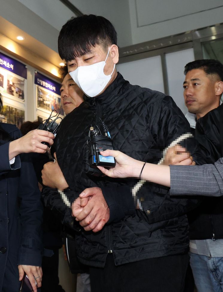 6일 체포 후 경기 안양동안경찰서로 압송될 때 당시 김씨의 모습. 김씨는 마스크를 쓴 채로 압송됐다.[이미지출처=연합뉴스]