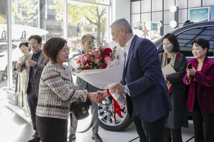 "끝까지 깨지지 않았다"…5m 저수지 추락에도 운전자 지킨 쉐보레 픽업트럭