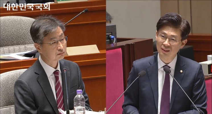 조정훈 시대전환 의원은 7일 예결특위에서 최재해 감사원장에게 “베트남 꽝빈성 태양광 사업도 감사했고, 부실이 있던걸로 안다”면서 이같이 말했다. 그는 이런 ODA 실패 사례가 발생하면 (예결특위에서) 의원들이 왜 ODA 예산을 사상최대로 늘리냐고 물을 때 설명이 어렵다고 했다.