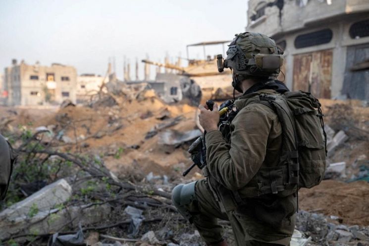 이스라엘군(IDF)이 7일(현지시간) 공개한 이스라엘 군인의 가자지구 지상 작전 참여 모습.[사진출처=로이터연합뉴스]
