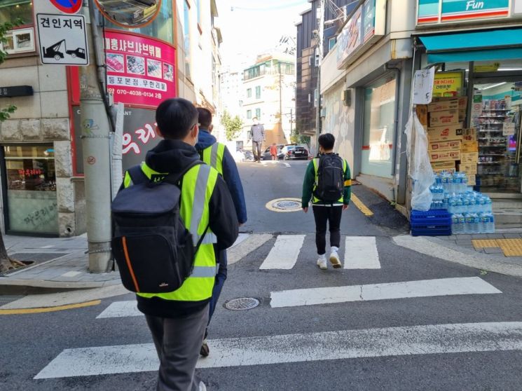 영등포보현희망지원센터 사회복지사들이 지원물품이 들어있는 가방을 매고 거리상담을 위해 이동 중이다/사진=황서율 기자chestnut@