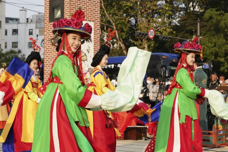 Jongno-gu Royal Court Dance Troupe Regular Performance 'Muaemadang' Held