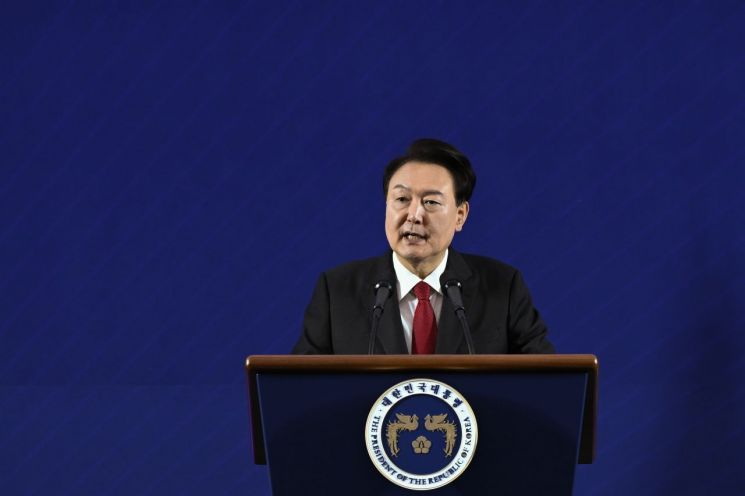 윤석열 대통령이 7일 대구 엑스코에서 열린 2023년 바르게살기운동 전국회원대회에서 축사를 하고 있다. [이미지출처=연합뉴스·대통령실]