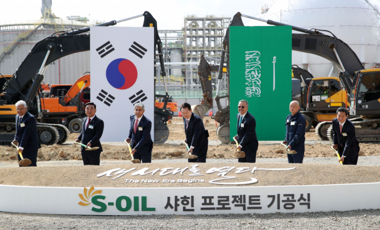 윤석열 대통령이 지난 3월 9일 울산광역시 울주군 온산국가산업단지에서 열린 에쓰오일(S-OIL) 샤힌 프로젝트 기공식에서 시삽에 앞서 기념촬영을 하고 있다. [이미지출처=연합뉴스]