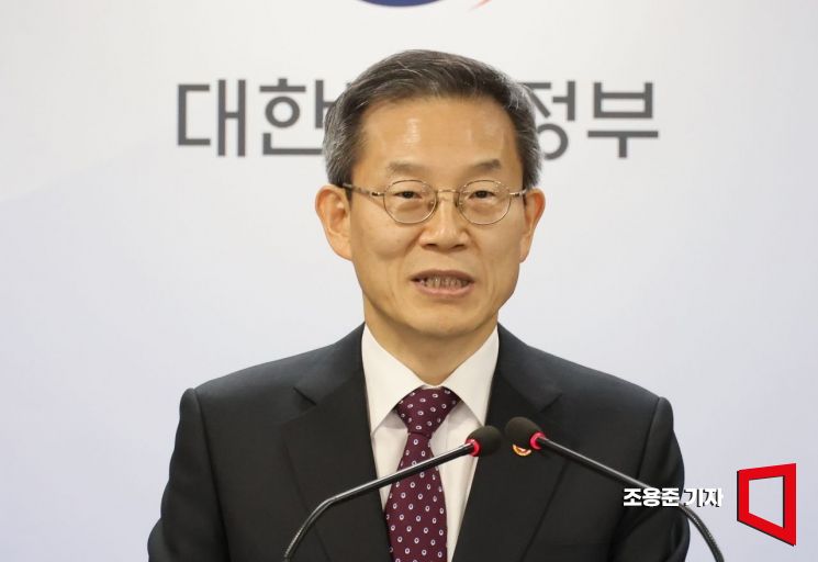 이종호 과학기술정보통신부 장관이 8일 서울 종로구 정부서울청사에서 '통신비 부담완화 방안'을 발표하고 있다. 사진=조용준 기자 jun21@