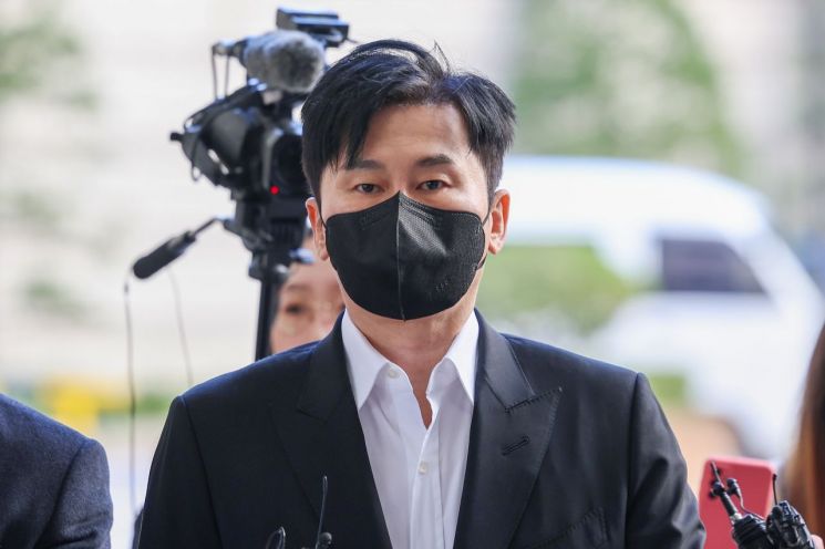 가수 비아이의 마약 혐의 수사 무마를 위해 제보자를 협박한 혐의로 재판에 넘겨진 양현석 전 YG엔터테인먼트 대표가 2023년 11월 8일 오후 서초구 서울고등법원에서 열린 항소심 선고 공판에 출석하기 위해 법정으로 향하고 있다. 연합뉴스