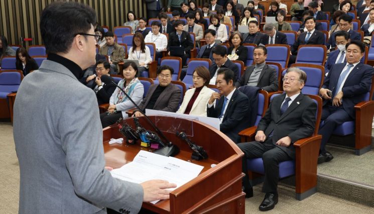 홍익표 더불어민주당 원내대표가 8일 국회에서 열린 의원총회에서 발언하고 있다. [이미지출처=연합뉴스]