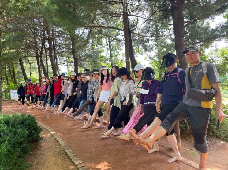 인천 연수구의 연수황톳길(선학동 342번지 일원)을 시민들이 걷고 있다.[사진제공=연수구]